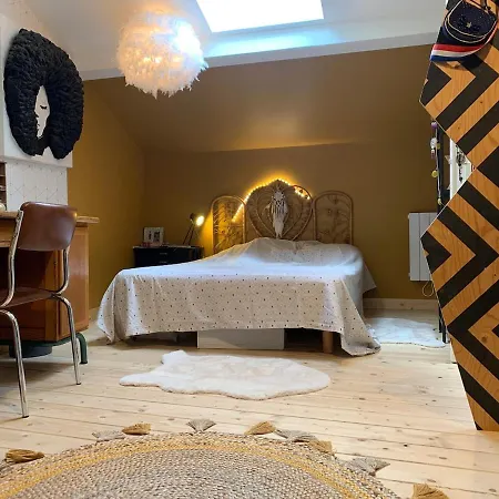 Maison De Charme, Center, Setting *